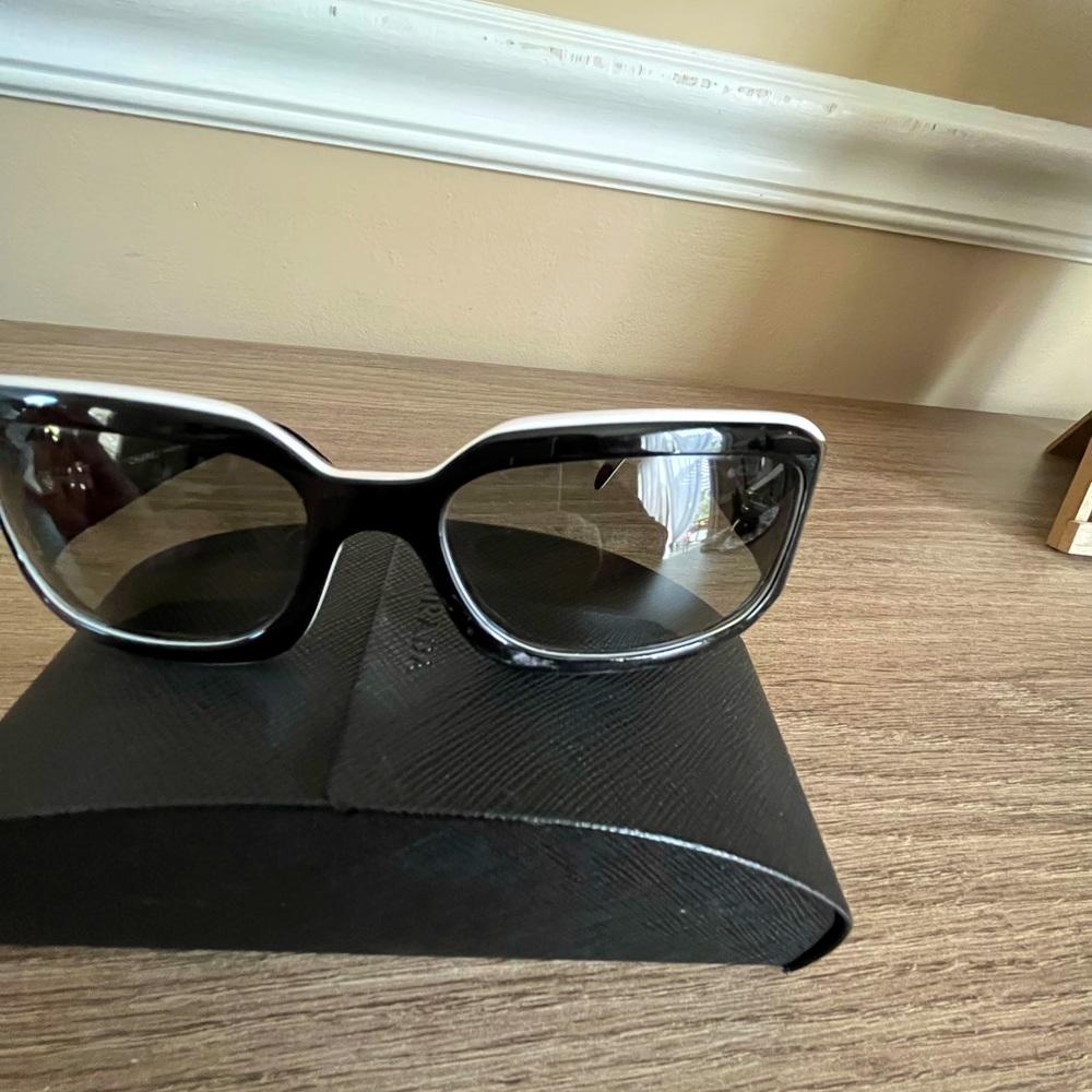 Chanel sunglasses. Black frame trimmed in white. Black lens. Very classy!